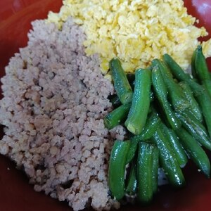 鶏そぼろで★三色丼